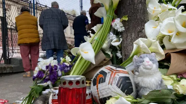 Ljudi ostavljju i igračke u znak sećanja na nastradalu decu