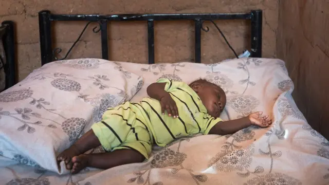 Un bébé dormant dans un lit