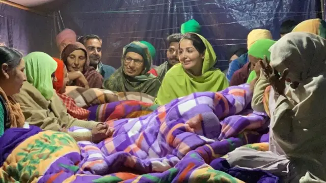 Sonia Mann tare da sauran mata a cikin tanti