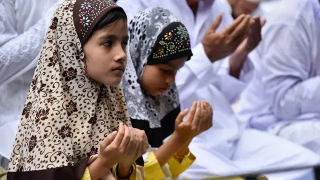 இந்தியாவின் அஸ்ஸாம் மாநிலத்தின் குவஹாத்தி ஈத்காவில் பக்ரீத் திருவிழாவின்போது தொழுகை செய்யும் சிறுமிகள்