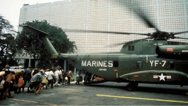 ভিয়েতনাম যুদ্ধের শেষ দিনে সায়গনে মার্কিন দূতাবাস ভবনের চত্বর থেকে হেলিকপ্টারে উঠে পালাচ্ছেন দূতাবাস কর্মচারী এবং তদের পরিবারের সদস্যরা, ৩০ এপ্রিল, ১৯৭৫। এসব ছবি এখন সোশ্যালমিডিয়ায় ঘুরছে