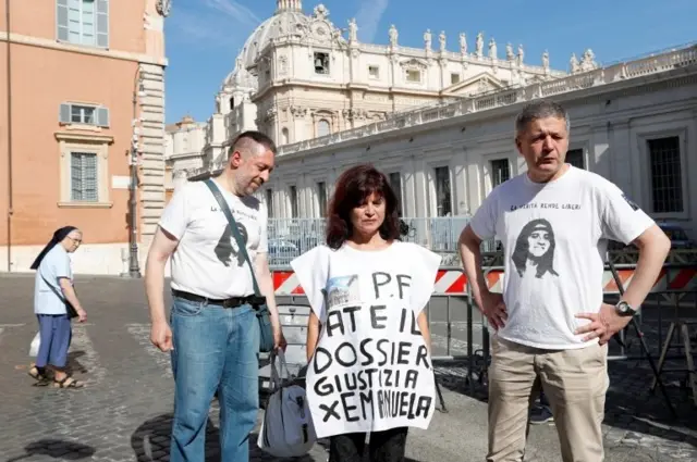 "Dosyayı verin. Emanuela için adalet" yazılı tişört giymiş bir aktivist