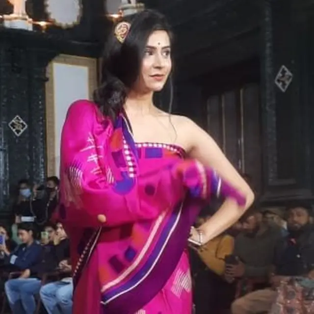 साड़ी में मॉडल