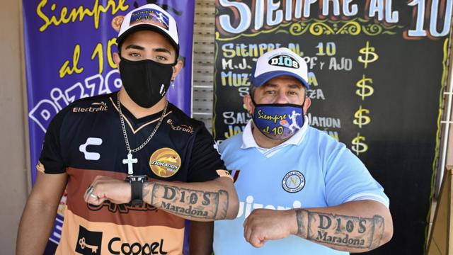 Devotos de Maradona con tatuajes