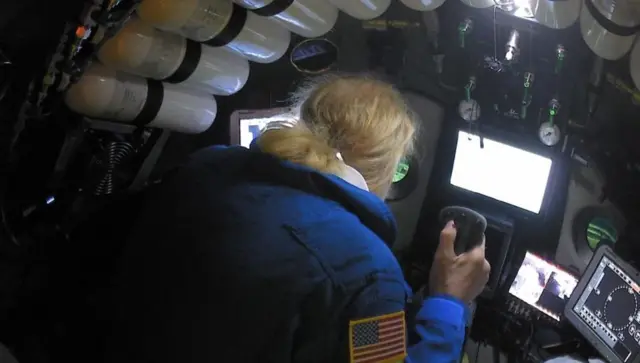 Umunyamerika Victor Vescovo yamaze amasaha ane ku ndiba y'inyanja yitegereza