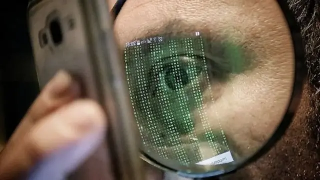 એક વ્યક્તિ મોબાઈલ સ્ક્રિન જોઈ રહ્યો છે તેની આંખની તસવીર