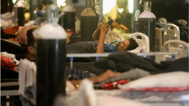 印度新德里一處臨時COVID-19看護設施內一名男患者在吸氧（5/5/2021）