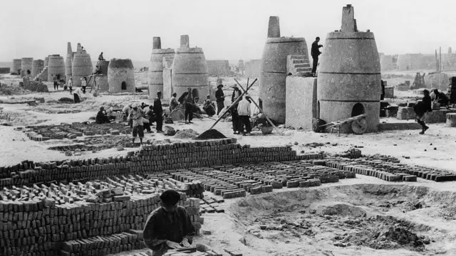 毛泽东在50年代提出“大炼钢铁”,希望借此赶超西方国家。但最终这场运动给中国社会带来严重破坏。