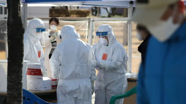 26일 경북 경산시보건소 선별진료소에서 의료진이 채취한 시민들의 검체를 코로나19 진단검사 기관으로 보내기 위해 정리하고 있다