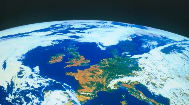 Biti kreativan sa odećom koju posedujemo, umesto da uvek kupujemo novu, pomaže životnoj sredini