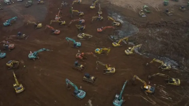 જેસીબી મશીન કામ કરી રહ્યા છે