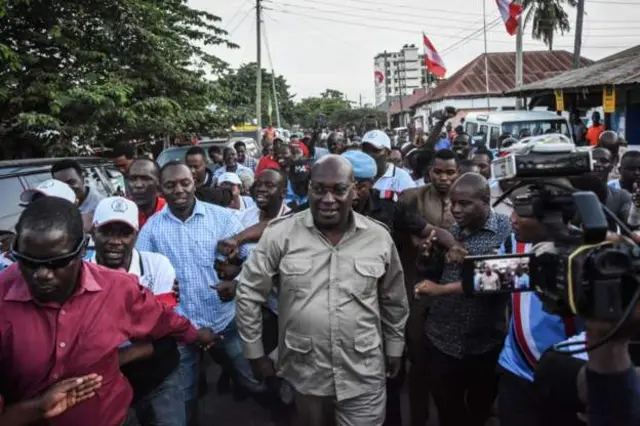 Freeman Mbowe (uri hagati) yatawe muri yombi mu cyumweru gishize hamwe n'abandi bakuru 11 bo mu ishyaka CHADEMA