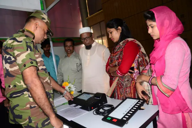 ঢাকায় এক মেলায় লোকজন ইভিএম ব্যবহারের পদ্ধতি দেখছেন, ১২-১১-২০১৮।