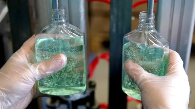 হাত জীবাণুমুক্ত করার জন্য ঘরে বসেই স্যানিটাইজার তৈরির প্রণালী ইন্টারনেটে ছড়ানো হচ্ছে