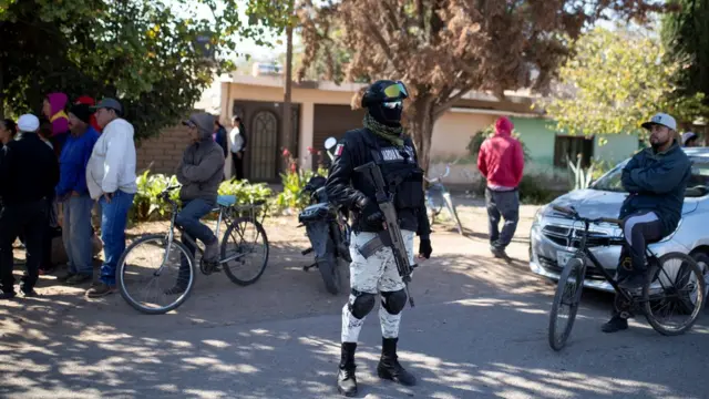 Una miembro de la Guardia Nacional en Ciudad Cuauhtémoc, Zacatecas, donde se encontraron 10 cuerpos colgados de un puente, 18 de noviembre de 2021
