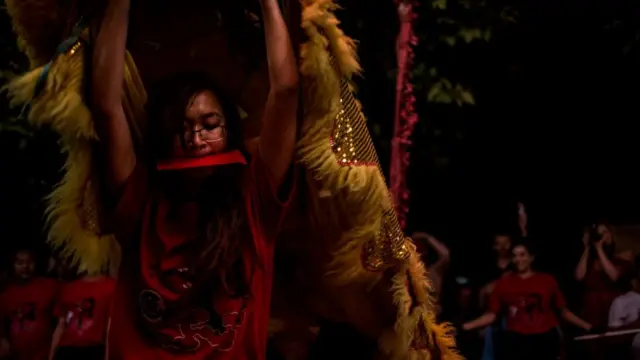 Ijo kiniun ibilẹ naa tun wa fun afihan bi awọn eniyan ṣe ṣe ayajọ ọdun aja.