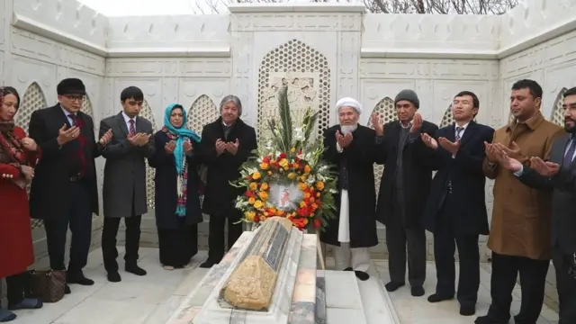 تصویری از مقبره بابر در کابل