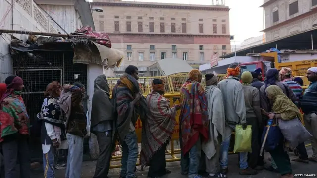 લાઇનમાં ઉભેલા લોકો