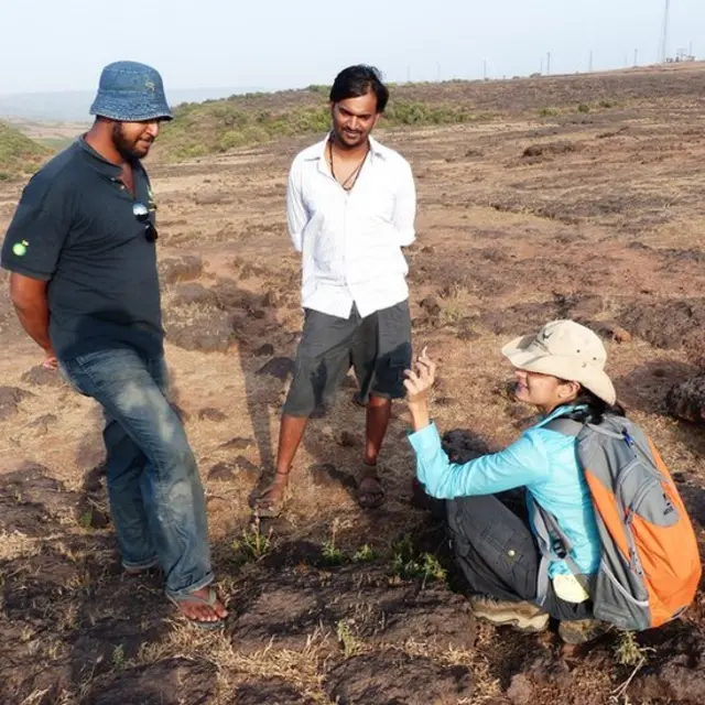 பல்லியுடன் ஆய்வு குழுவினர்