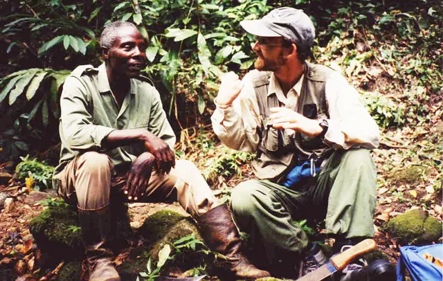 Mike Huffman (kanan) dan Mohamedi Seifu Kalunde.