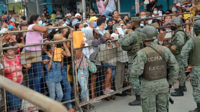 گھر والے لِیٹورل جیل کے باہر خبر کے منتظر