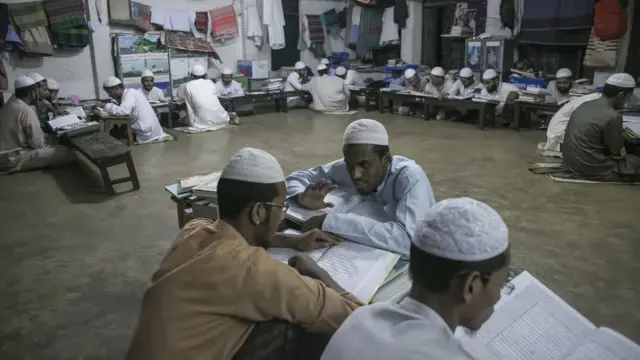 কওমি মাদ্রাসার স্বতন্ত্র বৈশিষ্ট্য বজায় রেখে স্বীকৃতির দাবিতে দীর্ঘদিন ধরে আন্দোলন চলছে।