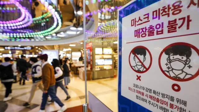 22일 서울 시내 한 서점에 마스크 착용 관련 안내문이 게시돼 있다