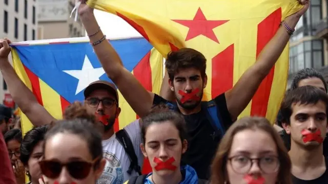 كمم بعض المحتجين أفواههم بعد إعلان نتيجة الاستفتاء