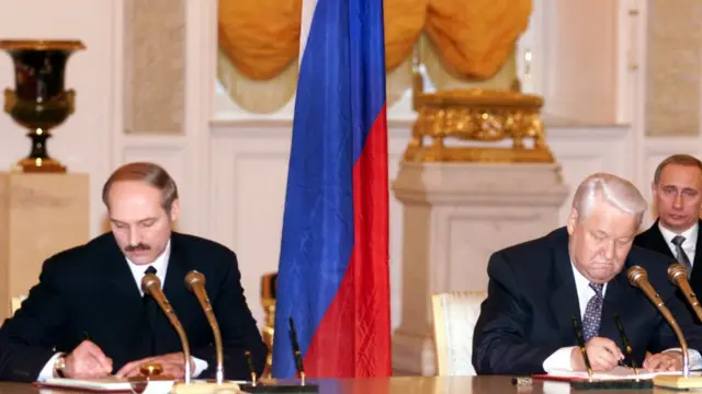 Александр Лукашенко и Борис Ельцин при подписании договора о Союзном государстве