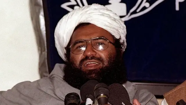 مسعود اظهر او درې نور ملګري یې د الوتکې خوشي کولو بدل کې ازاد شول.