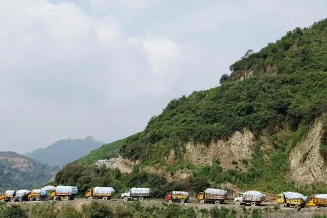 फोहोर बोकेका ट्रक