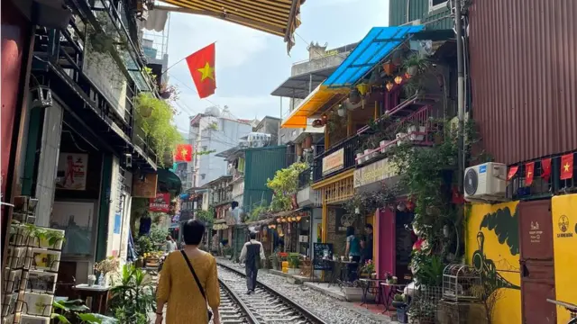 Phương Trâm và mẹ tới uống cà phê đường tàu đúng dịp 2/9
