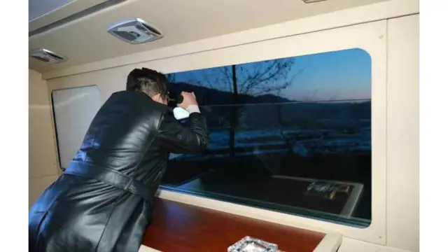 지난 11일 미사일 시험 발사를 참관하고 있는 김정은 국무위원장