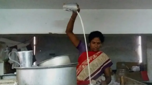 டீக்கடை நடத்தும் பதக்க மங்கை