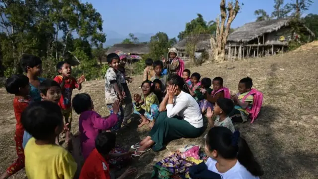 မြန်မာကျောင်းသားငယ်တွေနဲ့ သူတို့ရဲ့ ဆရာမ