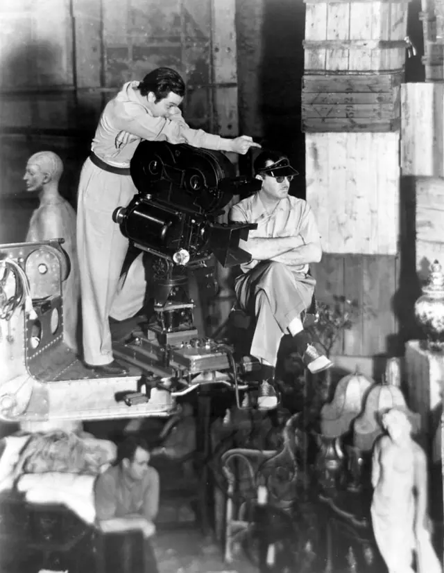 أورسون ويلز خلف الكاميرا أثناء تصوير أحد مشاهد المواطن كين