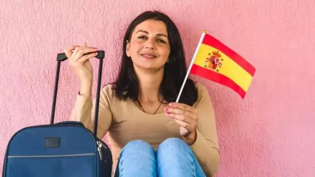 Mulher com bandeira da Espanha e malacassino jogo onlineviagem