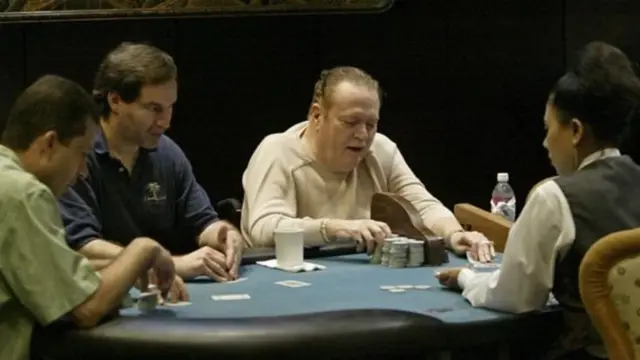 પોકર રમી રહેલા લેરી ફ્લિંટનો ફોટોગ્રાફ