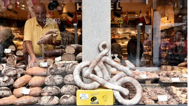 การทานอาหารคีโตเจนิค มีหลักการคือ กินคาร์โบไฮเดรตในปริมาณต่ำ กินไขมันสูง และโปรตีนในระดับปานกลาง เพื่อทำให้ร่างกายเข้าสู่ภาวะ "คีโตซีส" จนต้องดึงไขมันในร่างกายมาใช้เป็นพลังงาน