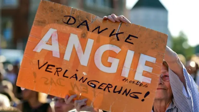 ประชาชนถือป้ายขอบคุณ อังเกลา แมร์เคิล