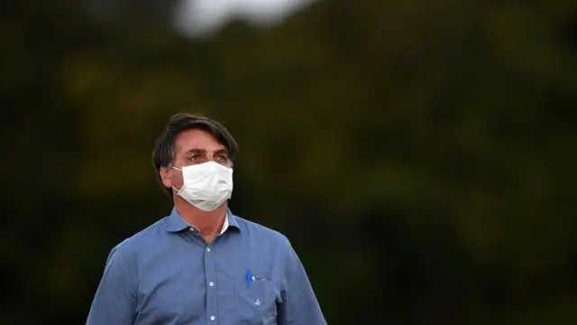 Jair Bolsonaro usando máscara