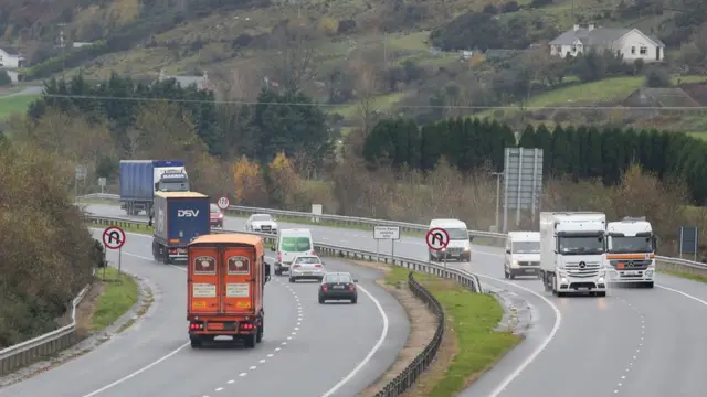 এই মহাসড়কের ঠিক মাঝখানে দুই আয়ার‍ল্যান্ডের সীমান্তে, অবাধে চলছে যানবাহন