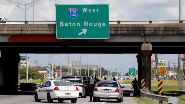Agentes bajo un puente de Baton Rouge con las armas en ristre.