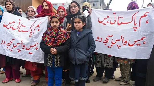 بھارت کے زیرِ انتظام کشمیر میں پھنسی خواتین