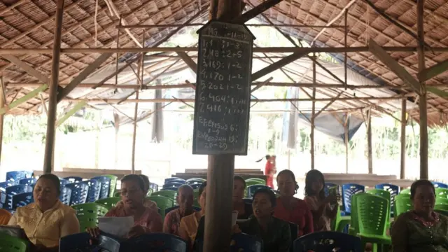 Dengan kondisi serba terbatas, ibu-ibu paduan suara GKPPD Siompin tetap melakukan latihan