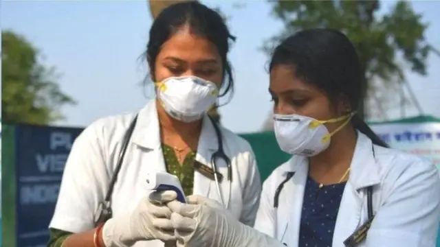 સુરતના મ્યુનિસિપલ કમિશનર બંછાનિધિ પાનીએ નોકરીદાતાઓને અપીલ કરી છે કે શક્ય હોય ત્યાર સુધી કર્મચારીઓ પાસે વર્ક-ફ્રૉમ-હોમ કરાવવું.