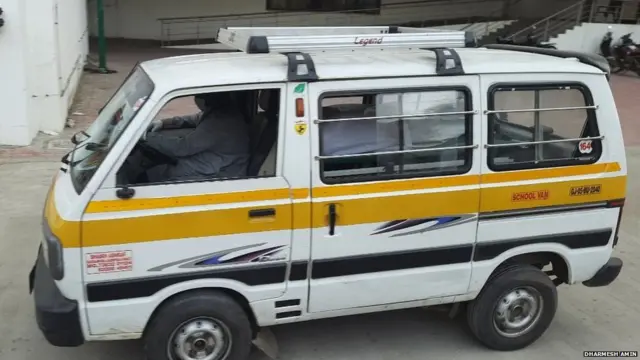 સુરતમાં શબવાહિની ન પહોંચતાં સ્કૂલવાનમાં મૃતદેહને લઈ જવાયો