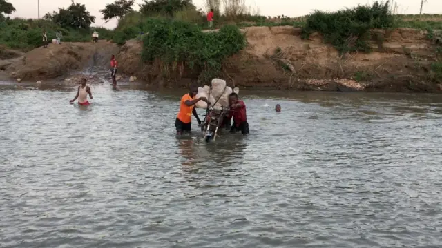 Madaka community no get beta road, pipo gatz cross different rivers and stream to go di village