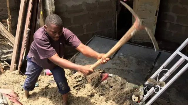 Baadhi ya wakazi wanajaribu kunusuru mali yao