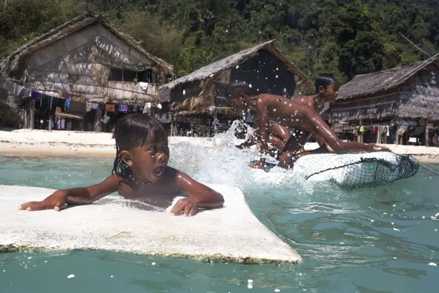 แต่เด็ก ๆ ชนเผ่ามอแกน มีความสามารถพิเศษในการมองเห็นใต้ท้องทะเลด้วยตาเปล่าได้อย่างชัดเจน